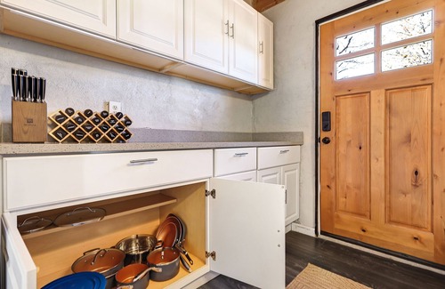 Dixon House | Newly Updated Dixon Wine House. 2 Bedroom 3 Story with room for 8.
