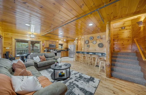Hemlock Hills Cabin | Newly Updated + Host - Sleeps 18 - Close to DT