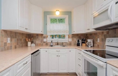 Eastward Look House | Newly updated Scarborough Home in Eastward, a stone's throw from Scarborough Beach!