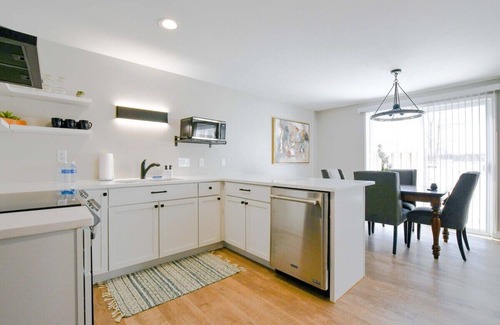 De Pere House | Newly Updated, Spacious Condo