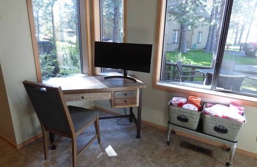 Sunriver House | Newly Updated Townhouse, 2 Master Suites, Hot Tub, Bikes
