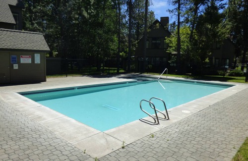 Sunriver House | Newly Updated Townhouse, 2 Master Suites, Hot Tub, Bikes