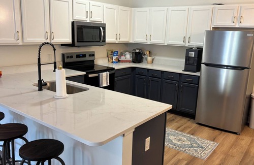 Oxford Condo | Newly updated unit, close and convenient to Oxford Square and Campus.