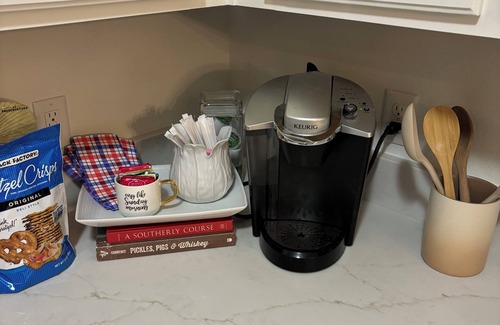 Oxford Condo | Newly updated unit, close and convenient to Oxford Square and Campus.