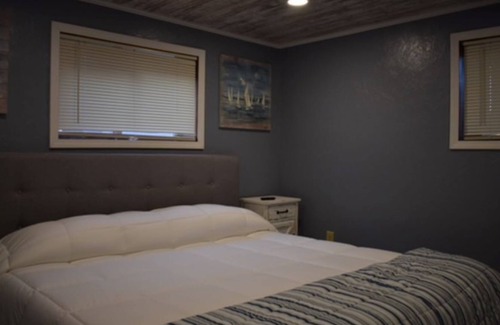Newville House | Newly updated water retreat. PONTOON for rent, FREE golf & ICE at local course