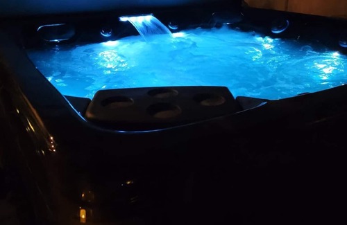 Millard House | Newly Upgraded Beautiful 3 bedroom Home with Hot Tub Firepit and 2 Garage