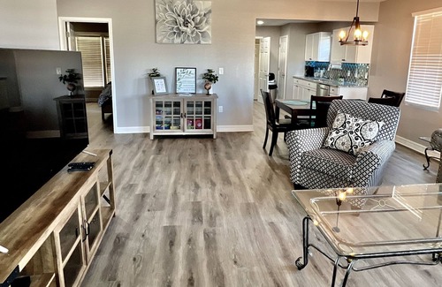 Harlandale House | Newly Upgraded, Cozy home 7 minutes from Downtown
