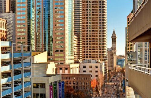 Downtown Seattle Apartment | Newmark Bayview Luxury Suite