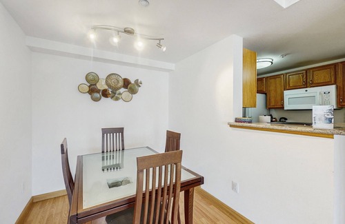 Downtown Seattle Apartment | Newmark condo near attractions with heated pool, hot tub, & fitness room