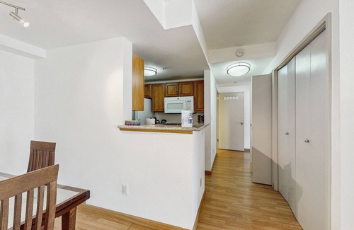 Downtown Seattle Apartment | Newmark condo near attractions with heated pool, hot tub, & fitness room