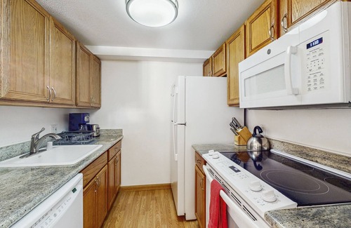 Downtown Seattle Apartment | Newmark condo near attractions with heated pool, hot tub, & fitness room