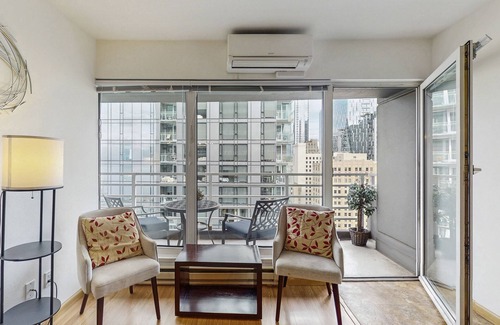 Downtown Seattle Apartment | Newmark condo near attractions with heated pool, hot tub, & fitness room