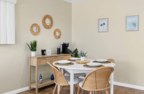 Balboa Peninsula House | Newport Beach Balboa Peninsula 2BR King Bed Wifi Steps to Sand Beach Gear