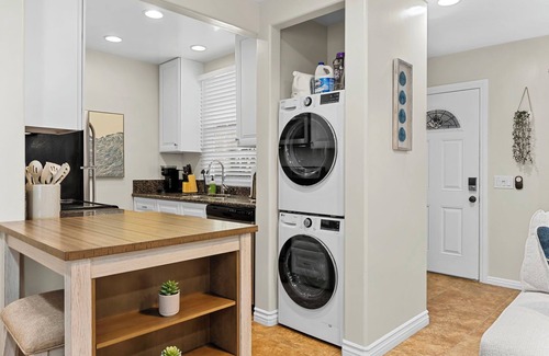 Balboa Peninsula House | Newport Beach Modern King 2BR2BA Steps to Sand with - AC - Wifi - Smart TVs