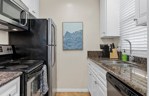 Balboa Peninsula House | Newport Beach Modern King 2BR2BA Steps to Sand with - AC - Wifi - Smart TVs