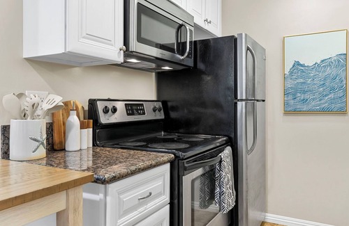 Balboa Peninsula House | Newport Beach Modern King 2BR2BA Steps to Sand with - AC - Wifi - Smart TVs