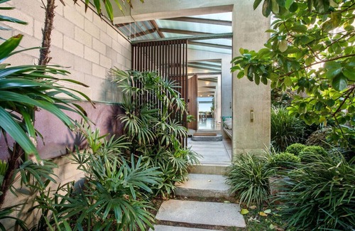 Newport House | Newport Elegance/Absolute Beachfront