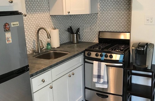 West Newport House | Newport Getaway, short walk to the beach, shopping, pier, harbor, and much more!