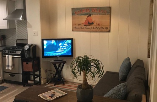 West Newport House | Newport Getaway, short walk to the beach, shopping, pier, harbor, and much more!