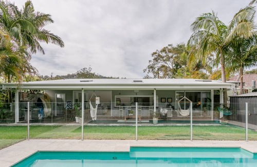 Newport House | Newport Hampton's Beach House.- Tropical Pool!