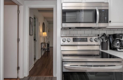 Newport East Apartment | Newport/Middletown Retreat! Walk To Beach!