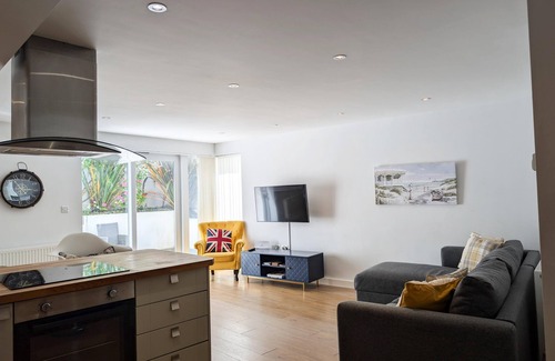 Newquay City Centre Apartment | Newquay Escape/10 min to beach/Patio/Parking