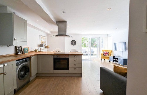 Newquay City Centre Apartment | Newquay Escape/10 min to beach/Patio/Parking
