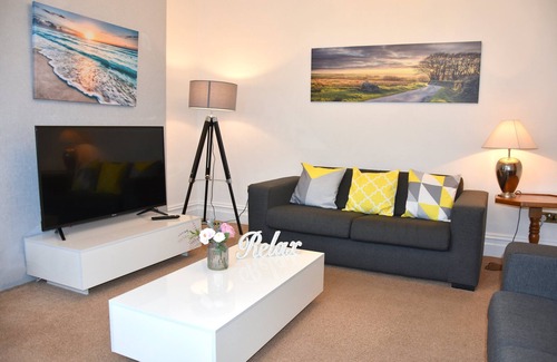 Newquay City Centre House | Newquay Escape: 5 ensuite bedrooms & Parking - Simply Check In
