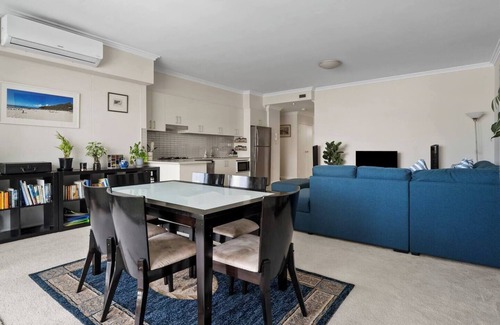 St Peters Apartment | Newtown Outlook Vibrant Parkside Retreat near CBD