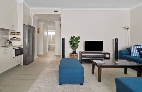 St Peters Apartment | Newtown Outlook Vibrant Parkside Retreat near CBD