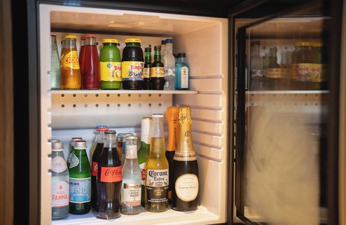 Municipio 2 House | nExecutive Suite with heated pool in the heart of Barin