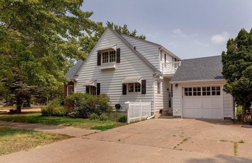Brainerd House | Next to Gregory Park & The Hospital, Cozy, Movie Theater & More!