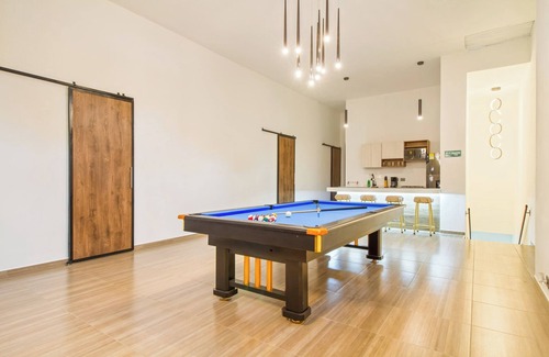 Zona Rosa Apartment | Next to Lleras Park, Huge Jacuzzi! 6-bd apartment 1 block from Park LLeras 6