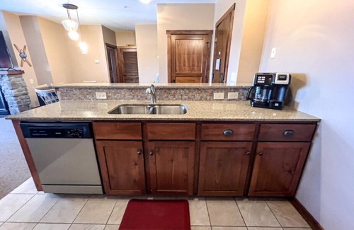 Snowshoe Apartment | Next to Slopes Underground Parking Hot Tubs Locker