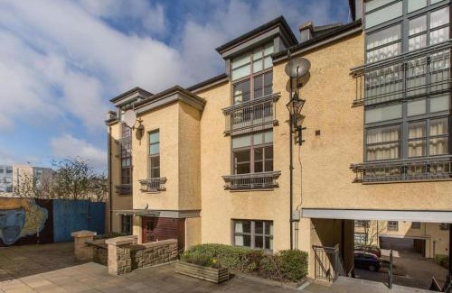 Old Town Apartment | Next to the Palace and Royal Mile with parking