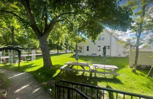 University District House | Next to University, Fire Pit Backyard, Off-Street Parking, Getaways & Game Days