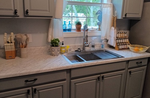 Warrington Cottage | nHalloween family getaway: hidden gem/jacuzzi tub/pet friendly/.Mins. from NAS