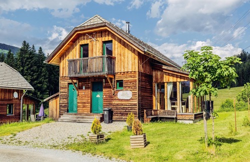 Sankt Georgen am Kreischberg Ski Chalet | Nice holiday home with whirlpool and sauna