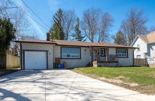 Niagara Falls House | Niagara 5 Bedroom Bungalow with Pool & Hot Tub