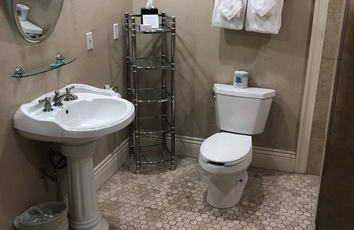 Lewiston Hotel | Niagara Crossing Hotel and Spa King Room