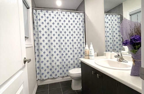 Thorold House | Niagara Falls Private Bedroom 15 mins away from Falls