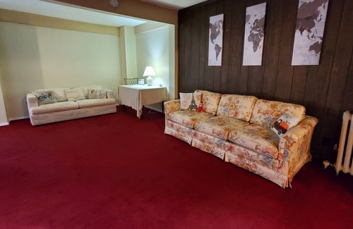 Downtown Niagara Falls Apartment | ♥Niagara Falls State Park 6 minutes away!♥☆Spacious 2 br ENTIRE Apartment!☆