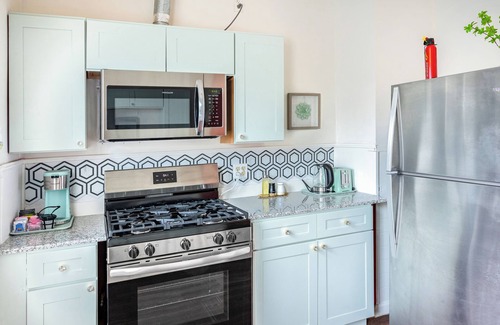 Buffalo House | Niagara RiversideView Balcony GameRoom WiFi Free Parking King bed Crib sleep 9