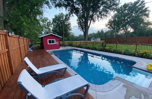 Fort Erie Cottage | Niagara Riverview&Private pool &Hot Tub (6-8)