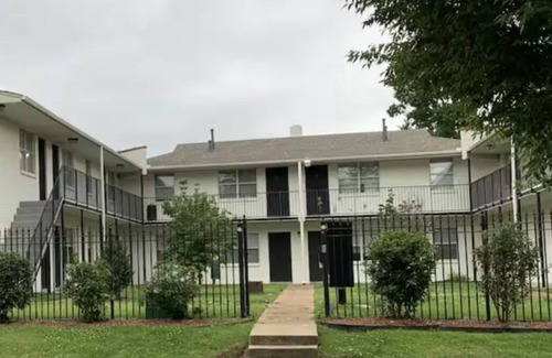 Uptown Apartment | Nice 2-bedroom apartment in lovely Memphis with WiFi, AC