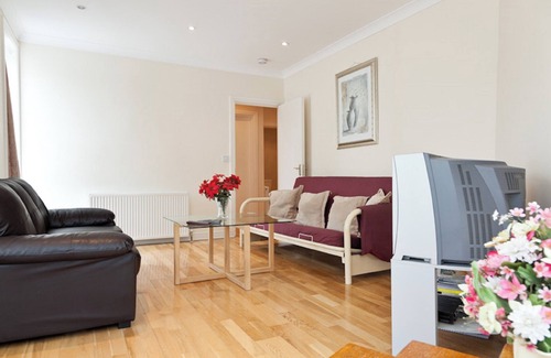 Edmonton Apartment | Nice 2-bedroom apartment convenient for centre and close to Tottenham stadium
