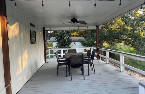 Scroggins House | Nice 4-bedroom house in Scroggins with WiFi and firepit