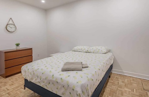 Villeray—Saint-Michel—Parc-Extension Apartment | Nice 5Bed Apt ~Steps Away From Saint-Michel Metro!