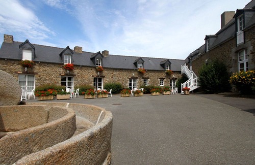 Saint-Jouan-des-Guerets Apartment | Nice apartment for 4 guests with WIFI, pool, TV and terrace