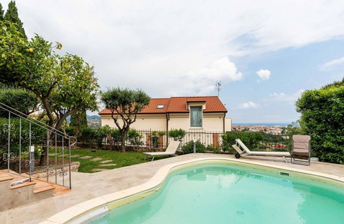 Borghetto Santo Spirito Villa | Nice apartment in villa for 5 people with WIFI, A/C, pool, terrace and pets allowed